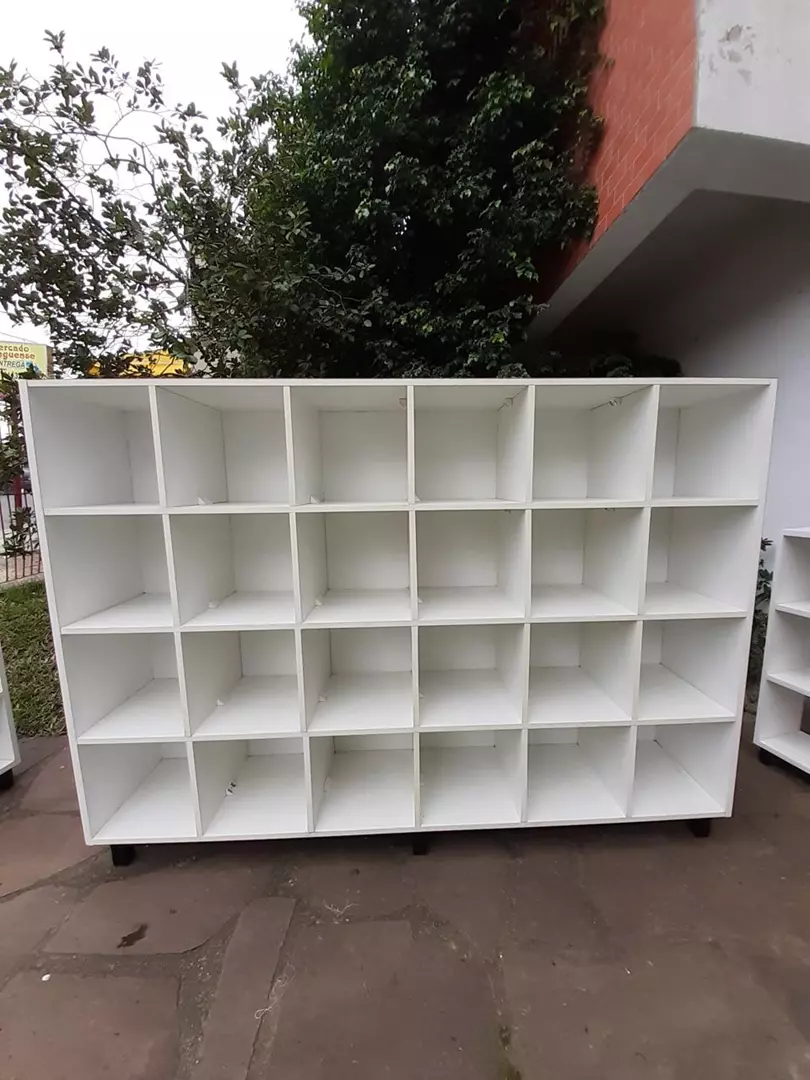 Armário multi-uso com 24 divisões Armário multi-uso com 24 divisões